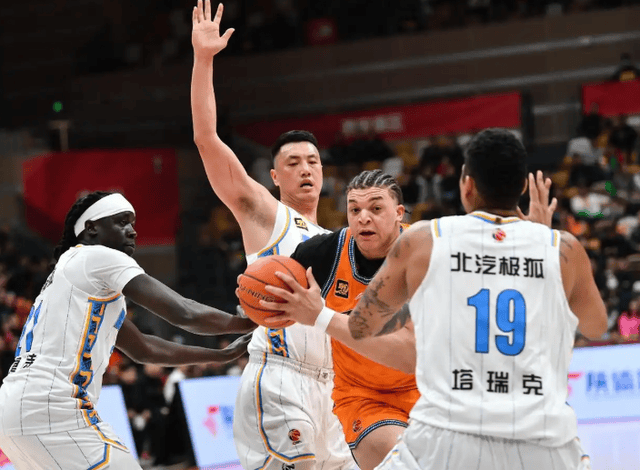 新赛季CBA争冠毫无悬念，除京沪之外，其余球队只能争夺第三
